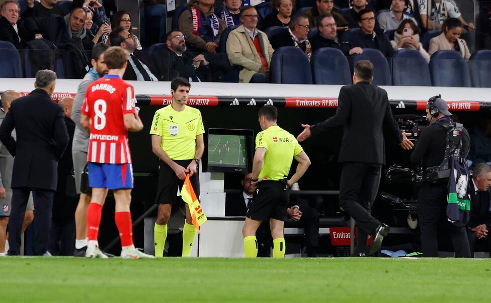 Soto Grado en el VAR durante el derbi. Fuente: Javier Gandul / DiarioAS.